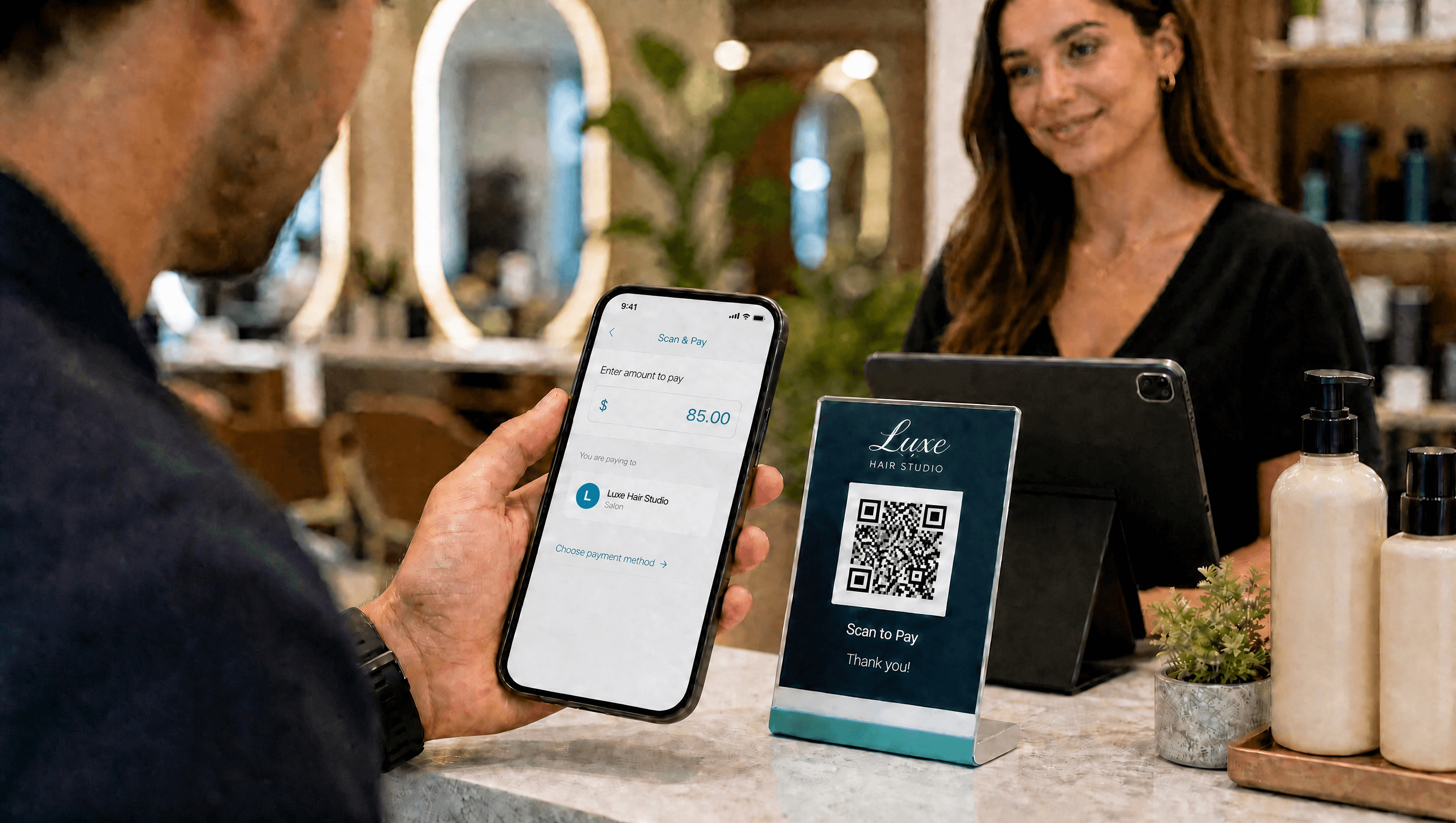 Mano sosteniendo un teléfono escaneando un código QR para iniciar un pedido